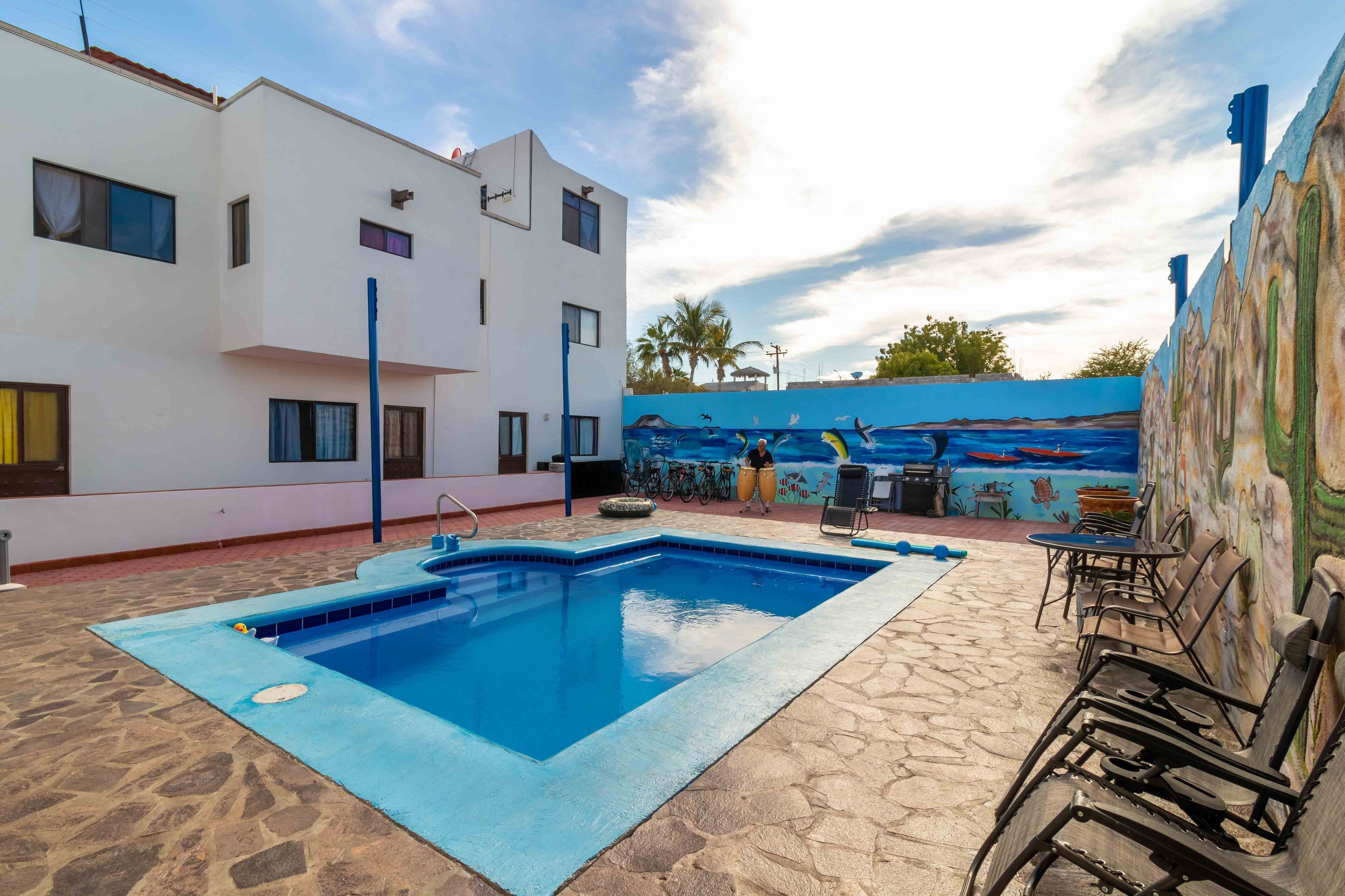 Una piscina al aire libre, una piscina climatizada