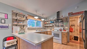 Una cucina moderna con isola centrale, mobili in legno e forno incassato.