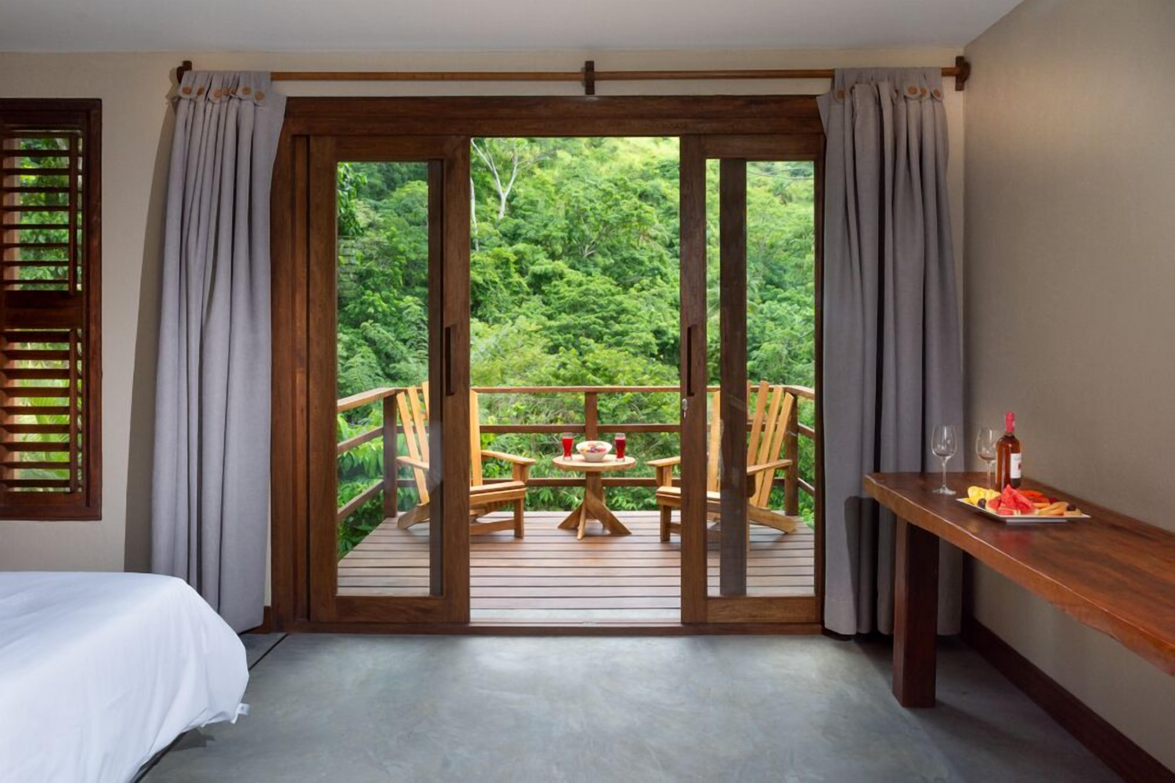 deluxe room | 1 bedroom, down duvets, minibar, in-room safe