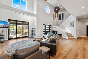 Smart TV, chimenea, futbolito y biblioteca musical 