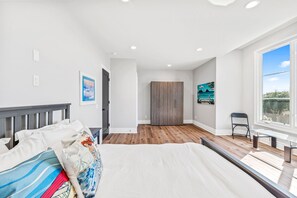 4 soverom, skrivebord, strykejern/-brett og reiseseng for barn