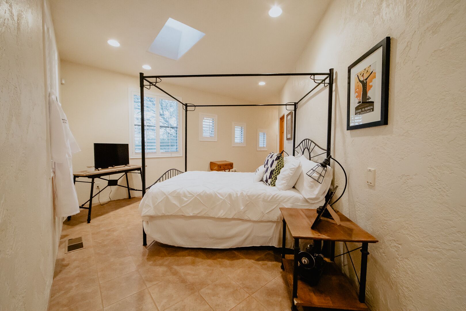 5 bedrooms, iron/ironing board, WiFi, bed sheets