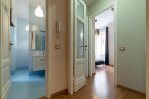 Bathtub, bidet - GuestHost - Beautiful apartment located on the third floor of a building with a lift not suitable for the disabled.It comfortably accommodates 6 people in 100 square meters of space.The strong point of the structure is definitely the location, a few step (Roma)