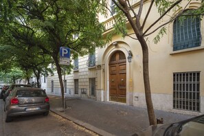 Exterior - GuestHost - Beautiful apartment located on the third floor of a building with a lift not suitable for the disabled.It comfortably accommodates 6 people in 100 square meters of space.The strong point of the structure is definitely the location, a few step (Roma)
