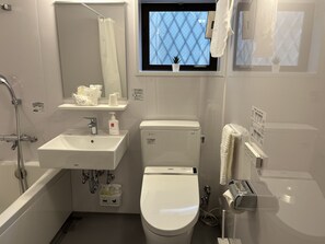 Combined shower/bathtub, free toiletries, hair dryer, slippers