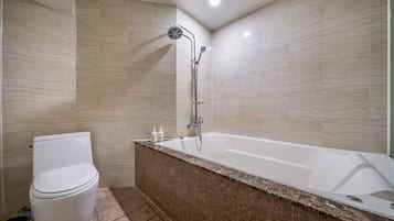Bañera con ducha, bañera profunda, artículos de tocador gratuitos