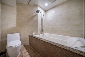 Kamar Twin Deluks | Kamar mandi | Kombinasi shower/bathtub, bathtub besar,  dan perlengkapan mandi gratis