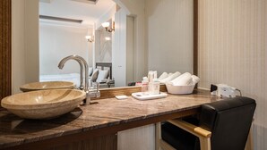 シャワー付き浴槽、深めの浴槽、バスアメニティ (無料)、ヘアドライヤー