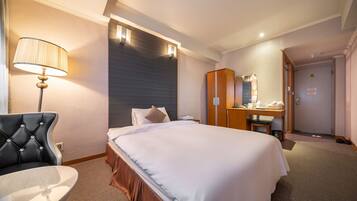 Deluxe-dobbeltværelse | Dundyner, individuel indretning, arbejdsområde til bærbare computere