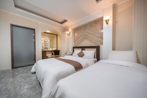 Habitación superior con 2 camas individuales | Edredones de plumas y mobiliario individual