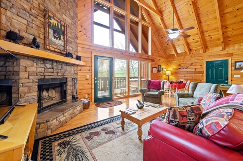 1BR private cabin close to downtown Gatlinburg & Pigeon Forge/Hot tub/Pool table