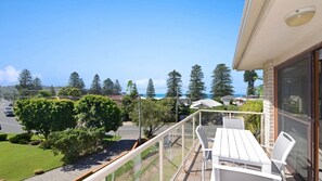 Outdoor dining - Sand N Sun - Opposite the Beach (Avoca Beach)