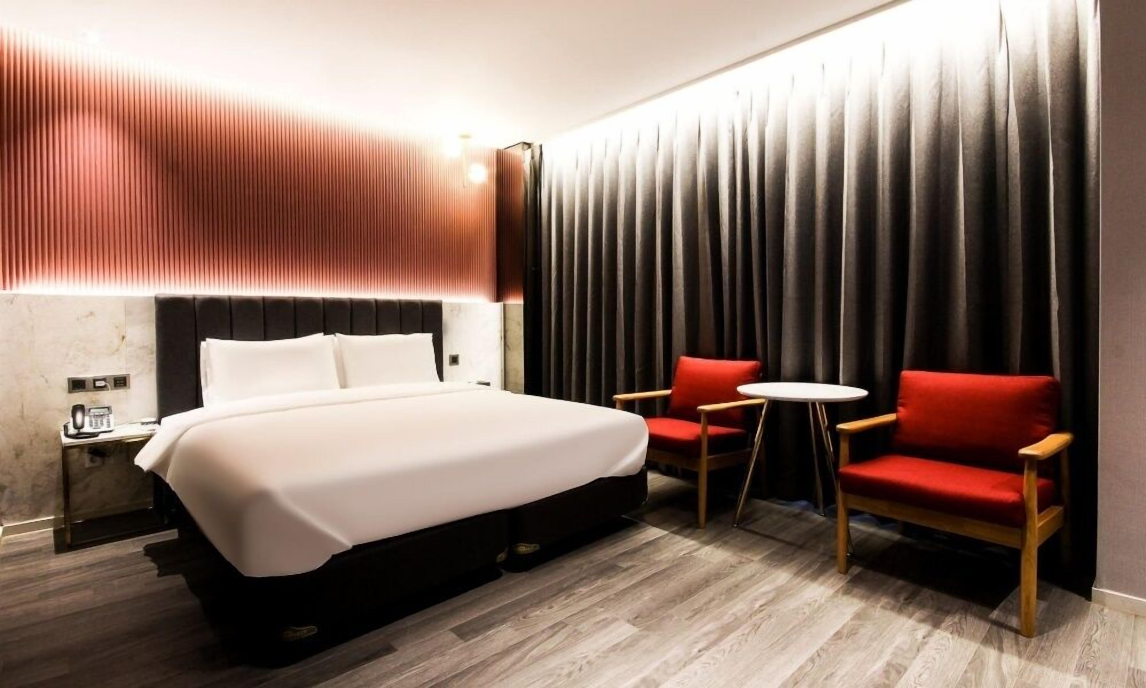 standard double room | individually decorated, individually furnished, desk, free wifi