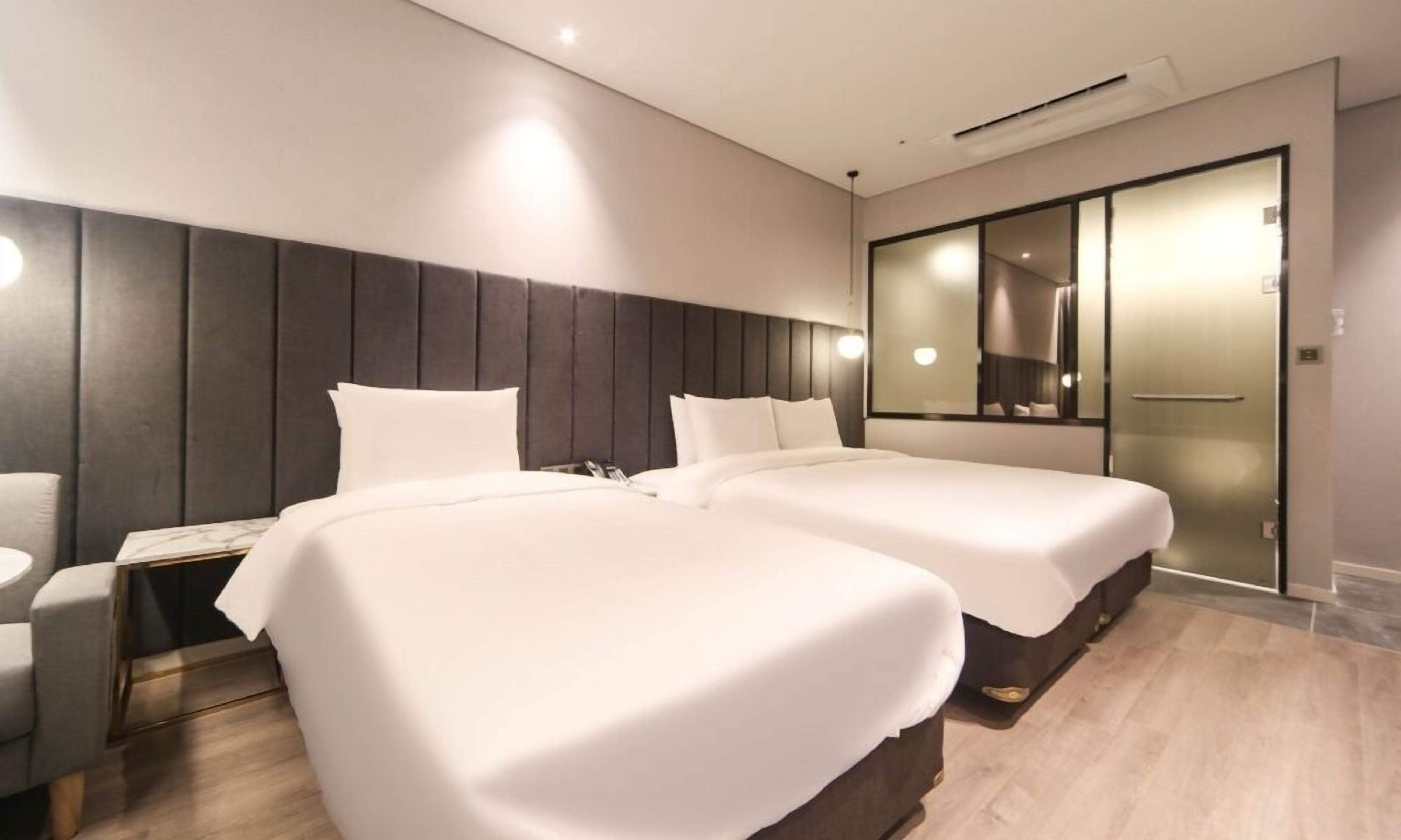 deluxe twin room | individually decorated, individually furnished, desk, free wifi