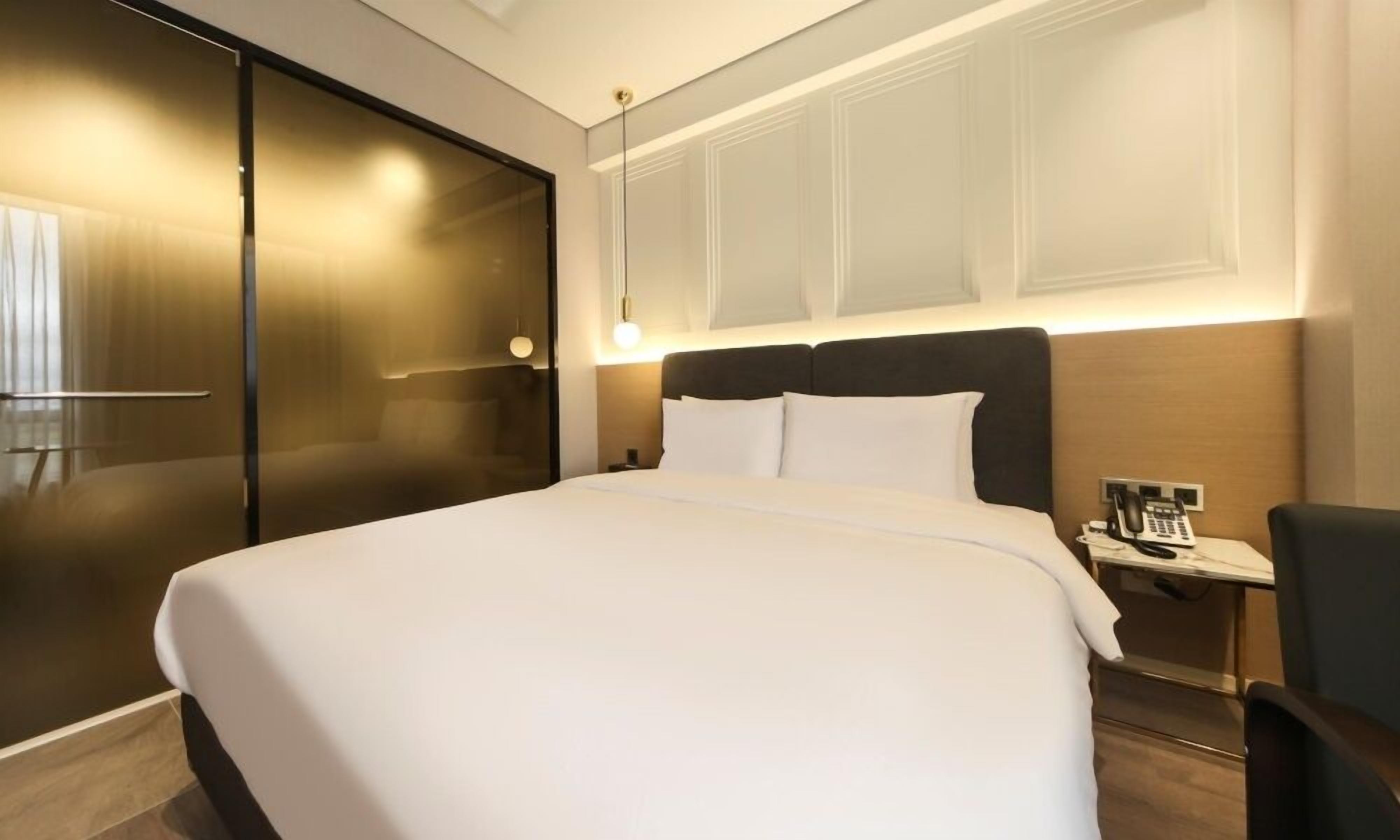 standard double room | individually decorated, individually furnished, desk, free wifi