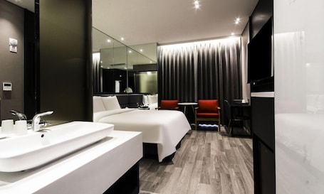 Decoración personalizada, muebles diferentes, escritorio y wifi gratis