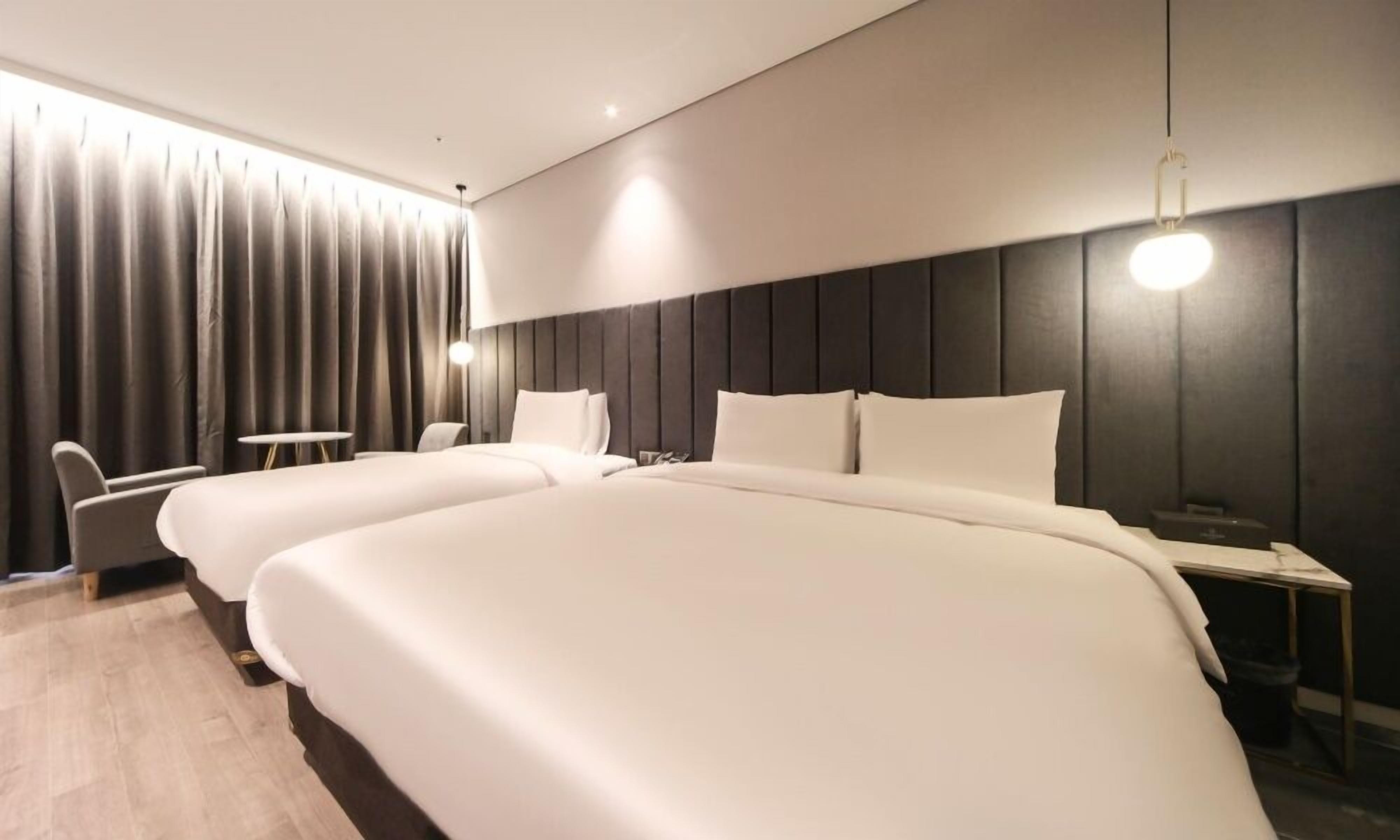 deluxe twin room | individually decorated, individually furnished, desk, free wifi