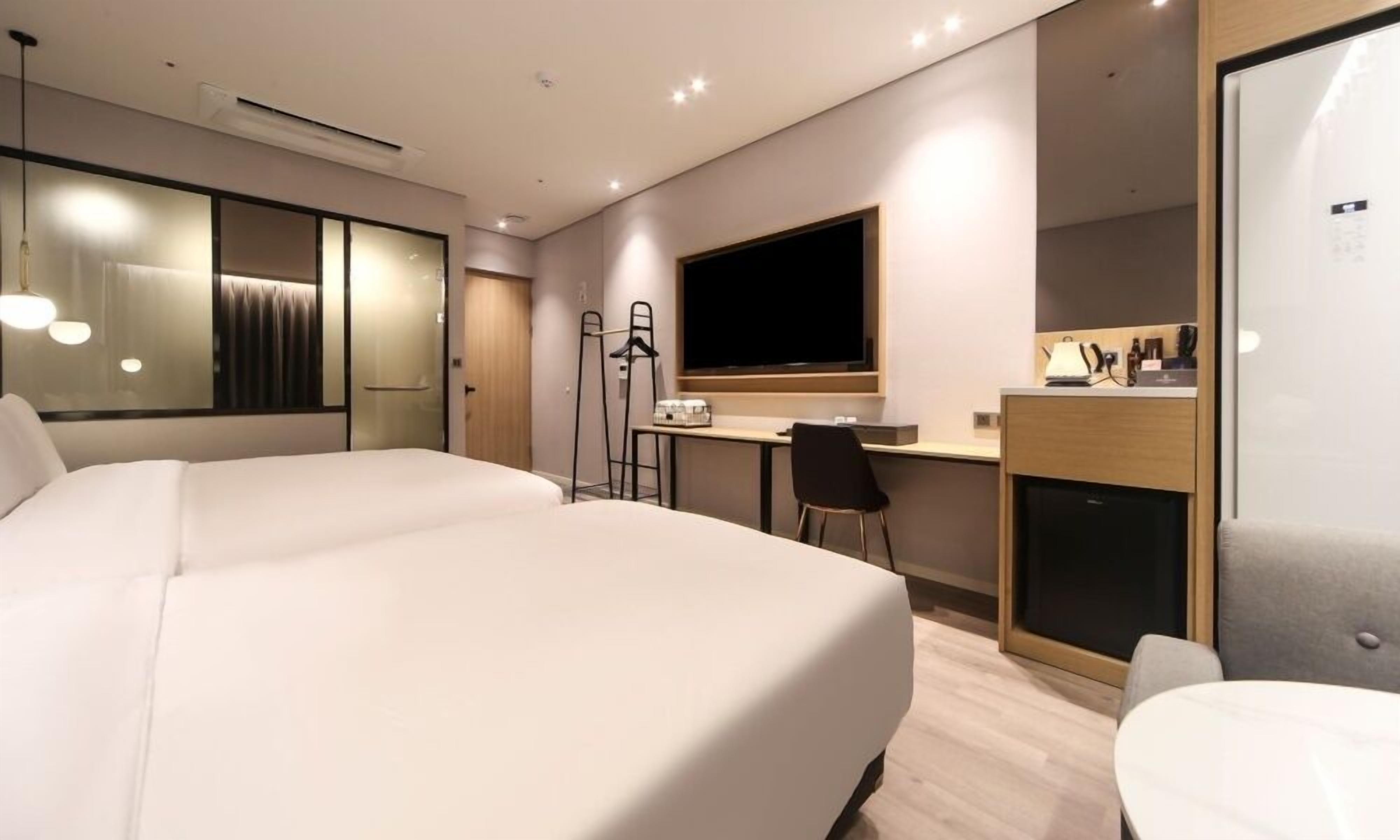 deluxe twin room | individually decorated, individually furnished, desk, free wifi