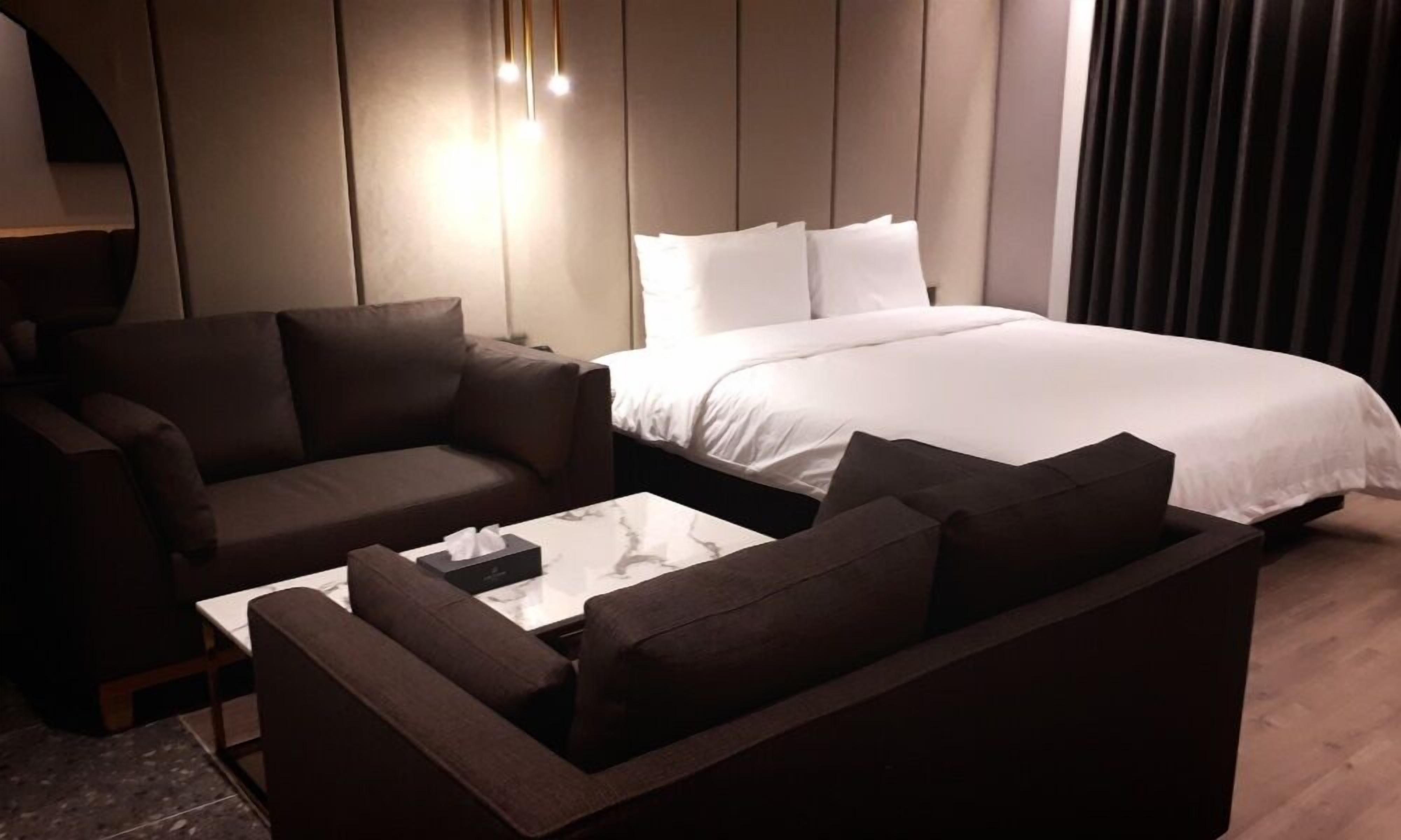 premium double room | individually decorated, individually furnished, desk, free wifi