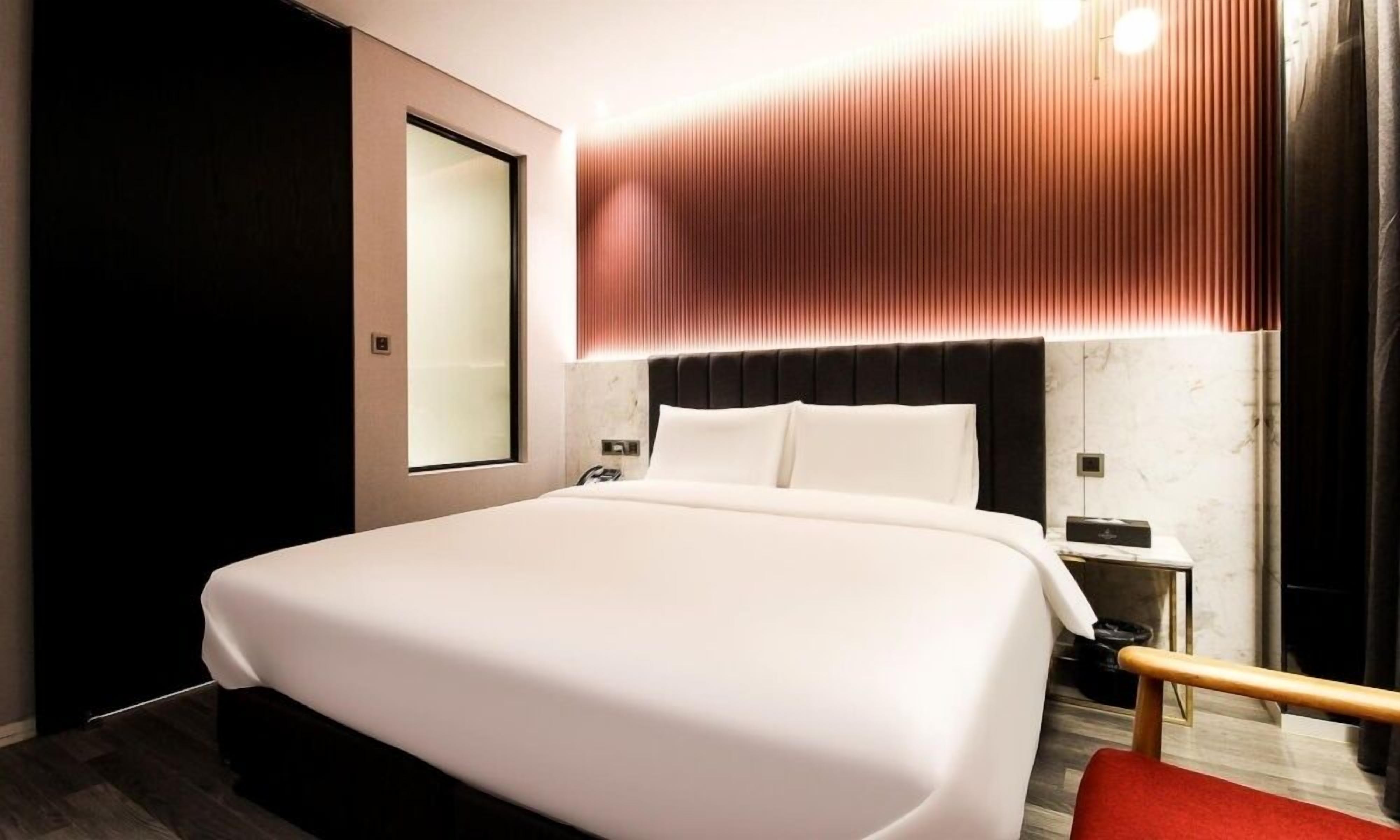 standard double room | individually decorated, individually furnished, desk, free wifi