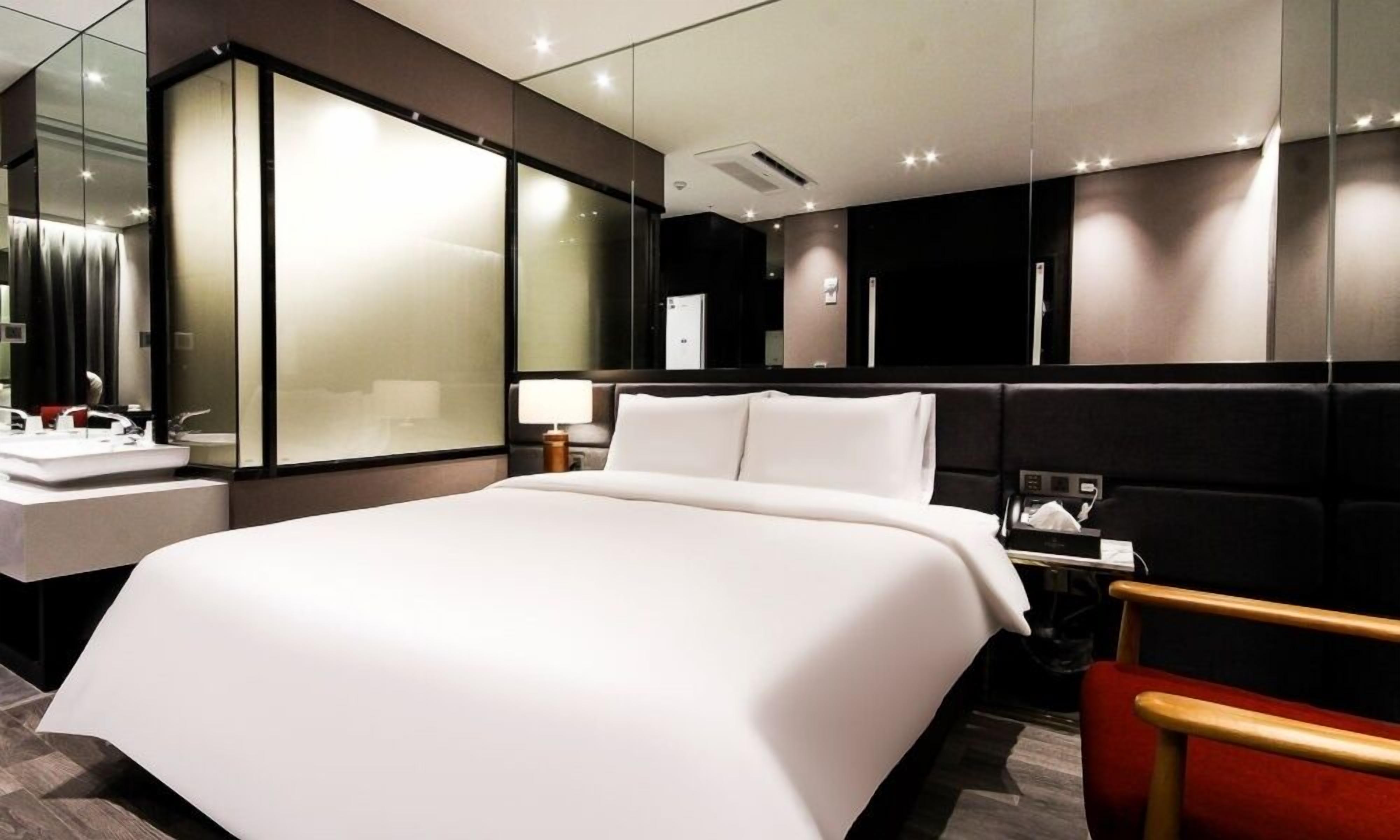 deluxe double room | individually decorated, individually furnished, desk, free wifi