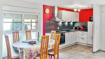 Fridge, microwave, oven, stovetop