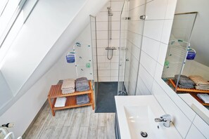 Shower - Homerez - Charming House in Stotzheim with Garden (Stotzheim)