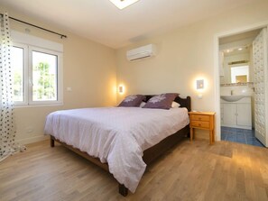 3 Schlafzimmer, Schreibtisch, Bügeleisen/Bügelbrett