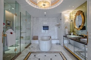 Toalettartikler (inkludert), hårføner, tøfler og håndklær