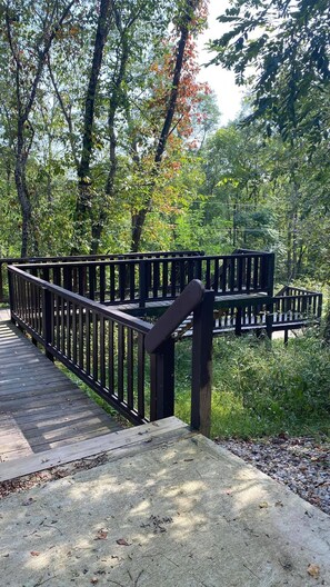 Property grounds - hot tub, grill, fireplace, Hocking Hills, Buckeye Lake, Legend Valley (Somerset)