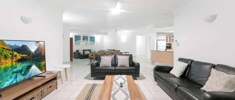 Televisión, chimenea, oficina