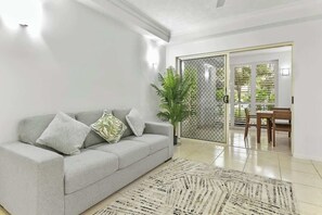 تلفزيون، مدفأة، مكتب