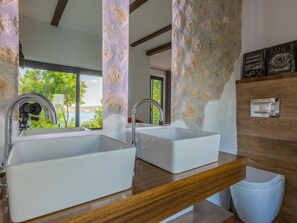 Villa | Bathroom