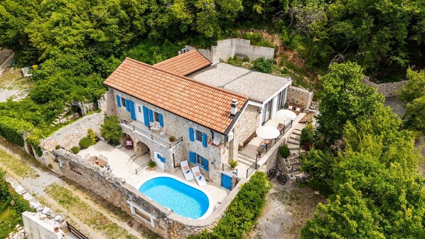 A stone house with a swimming pool, a terrace, and a garden. - Villa Siesta (Grizane)