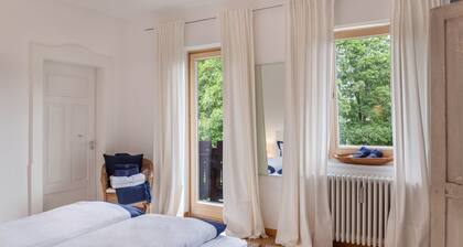 Apartment “im Blauen Haus” with Mountain Views, Wi-Fi, 2 Balconies & Garden