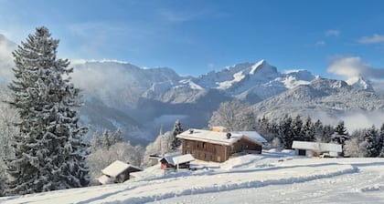 Ferienwohnung "im Blauen Haus" mit Bergblick, WLAN, 2 Balkonen und Garten