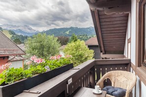Property grounds - Apartment “im Blauen Haus” with Mountain Views, Wi-Fi, 2 Balconies & Garden (Garmisch-Partenkirchen)