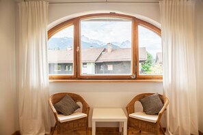 Interior - Apartment “im Blauen Haus” with Mountain Views, Wi-Fi, 2 Balconies & Garden (Garmisch-Partenkirchen)