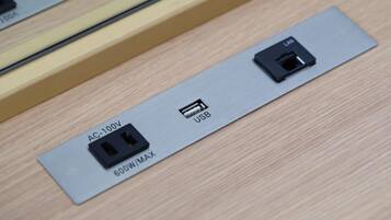 Tira-cabos com entradas AC-100V e USB, e etiqueta indicando 600W/MAX.