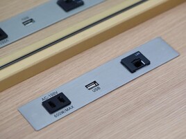 Tira-cabos com entradas AC-100V e USB, e etiqueta indicando 600W/MAX.