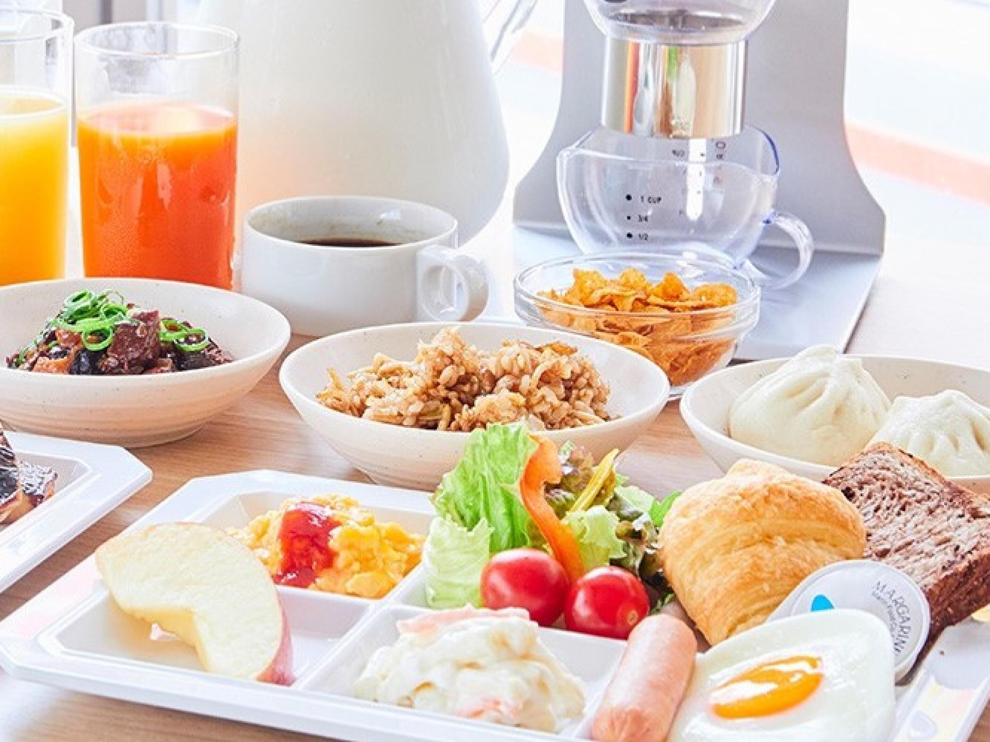Un vassoio della colazione con diversi piatti, tra cui uova, pane tostato e un'insalata.