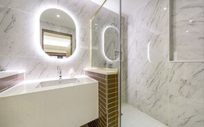 Phòng Suite dành cho gia đình, quang cảnh biển (Spa, Netflix + Styler + Air purifier) | Phòng tắm | Đồ dùng nhà tắm được thiết kế riêng, máy sấy tóc, áo choàng tắm