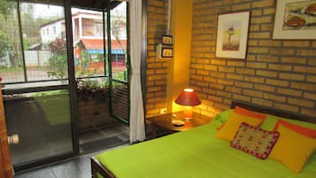 1 habitación y tabla de planchar con plancha