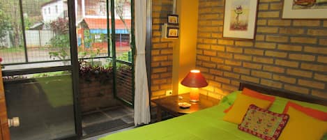 1 quarto, ferros/tábuas de passar roupa