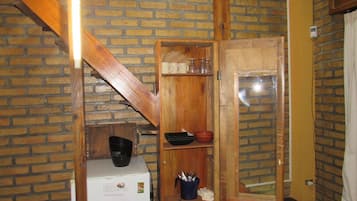 1 habitación y tabla de planchar con plancha