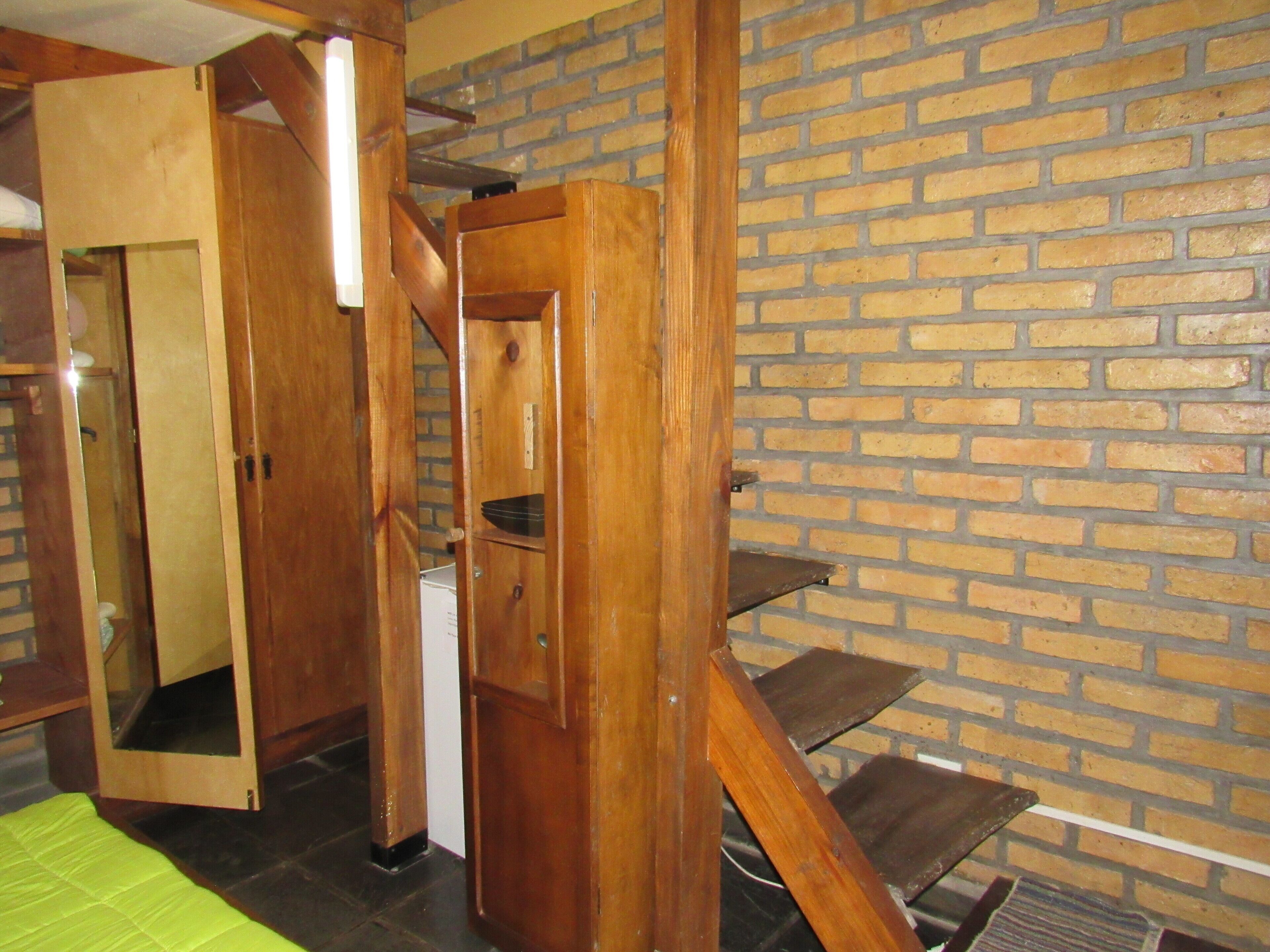 1 habitación y tabla de planchar con plancha 