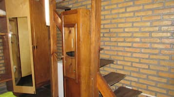 1 habitación y tabla de planchar con plancha