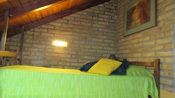 1 habitación y tabla de planchar con plancha