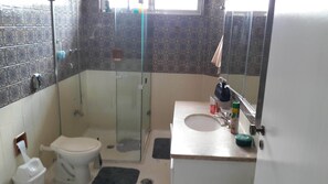 Gemeinsamer Schlafsaal, 2 Schlafzimmer, Balkon, Gartenblick | Dusche im Bad