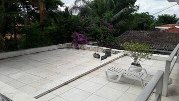 Dormitório compartilhado, 2 quartos, sacada, vista para o jardim | Fachada